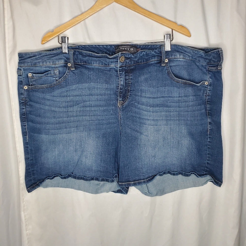 ♤ Torrid Premium Straight Cut Stretch Jean Shorts Size 26